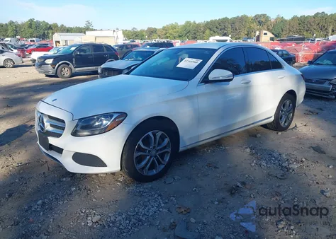 2015 Mercedes-Benz C 300 4Matic из США, поврежденный, VIN 55SWF4KB1FU015775